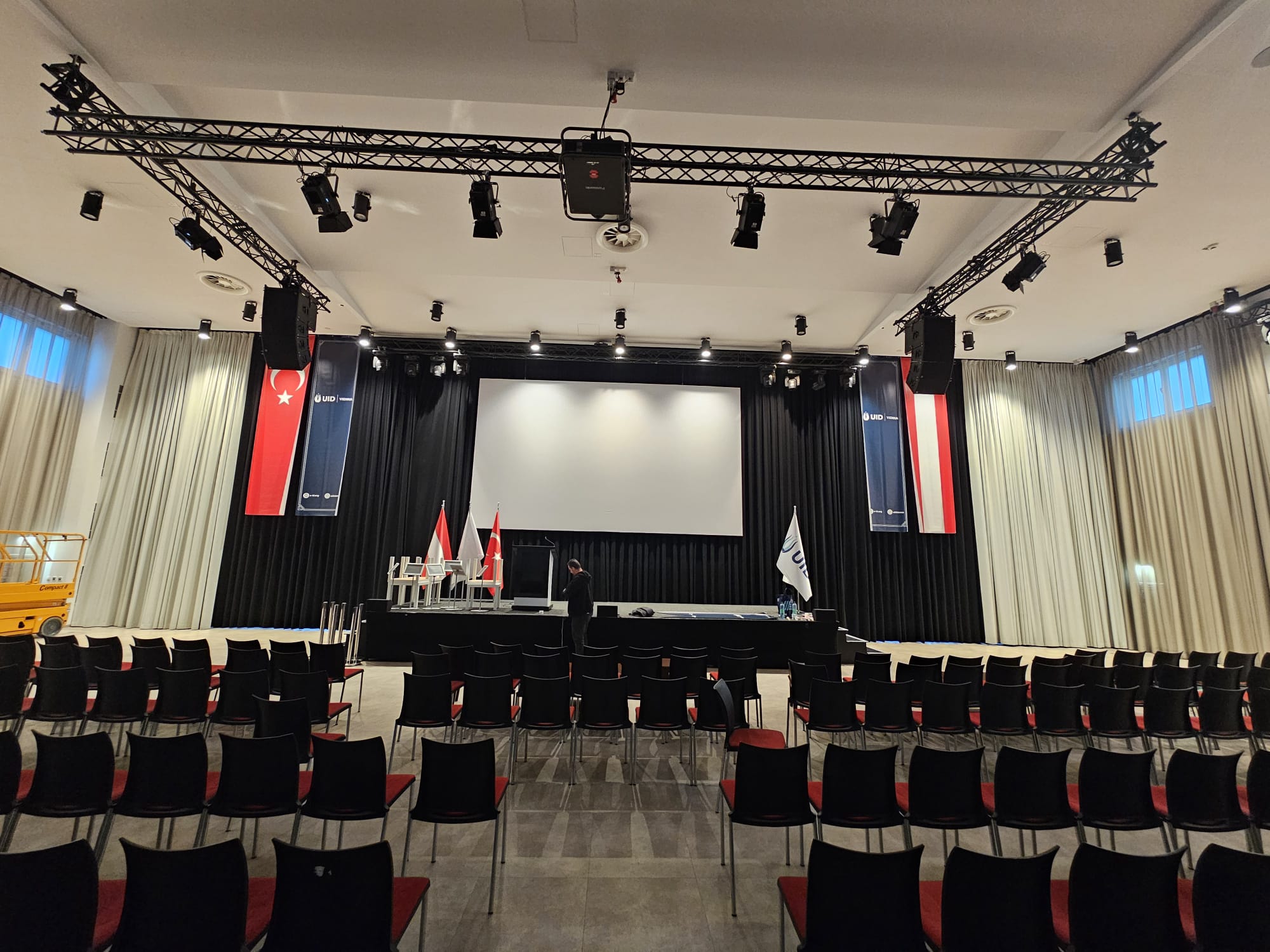 Weite Konferenzbühne mit Panel-Bestuhlung und gebogener LED-Rückwand