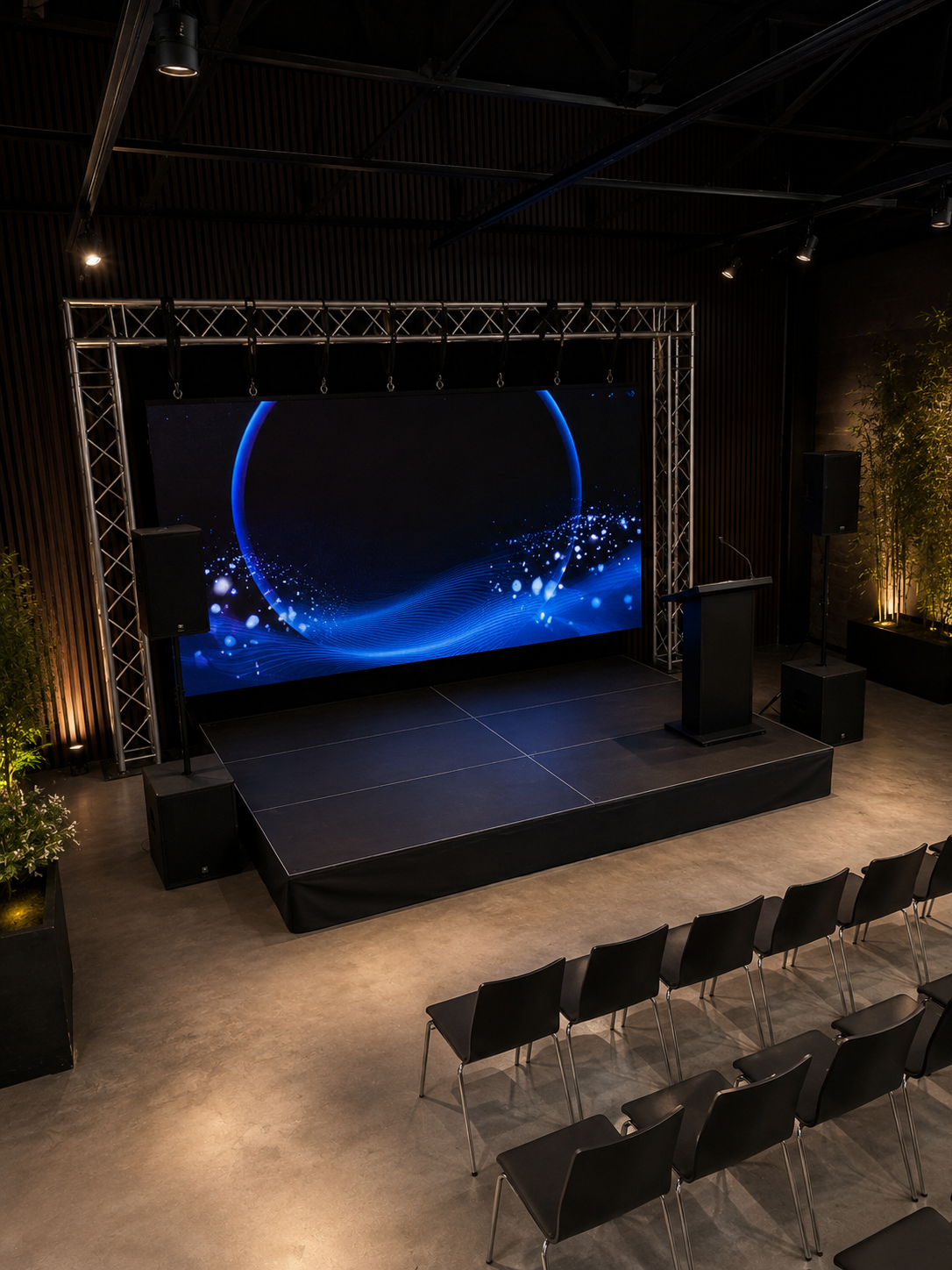 Firmenbühne mit weißem Rednerpult und blauer LED-Rückwand