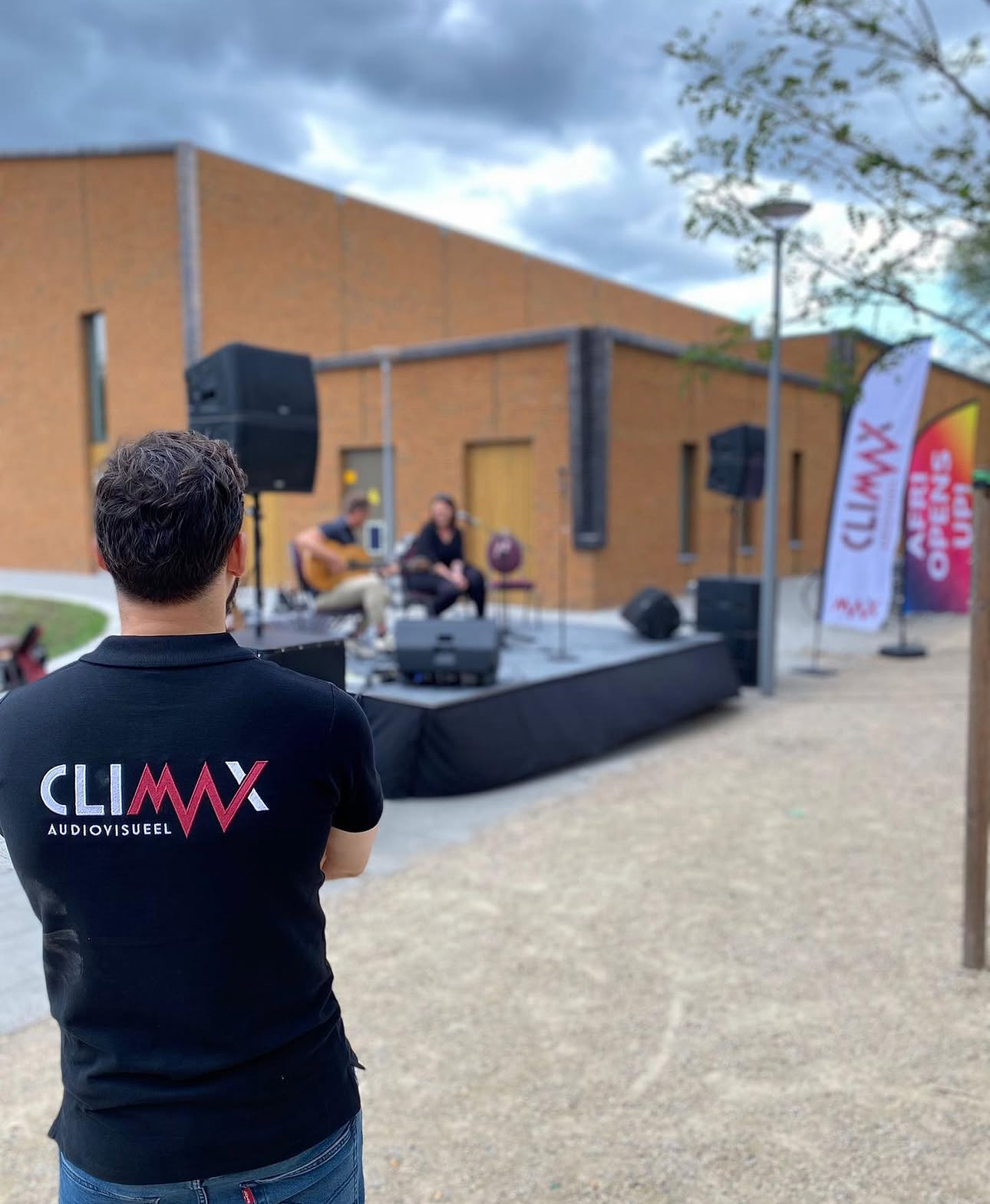 Akustik-Auftritt auf einer kompakten Outdoor-Bühne mit CLIMAX-Crewmitglied im Vordergrund